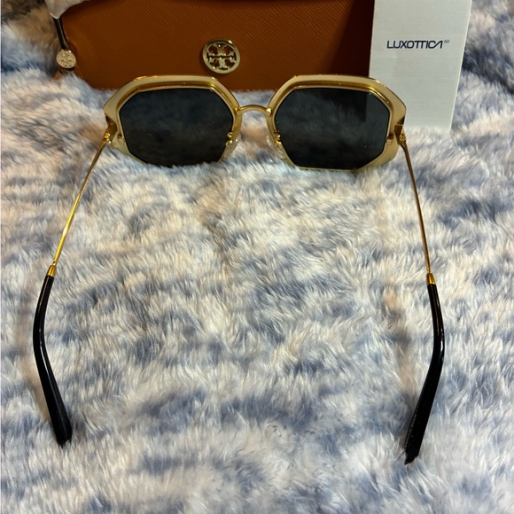 Women's Tory Birch Gold & Black 52 mm Geometric UV Sunglasses Italy w Bag & Case - Picture 4 of 9